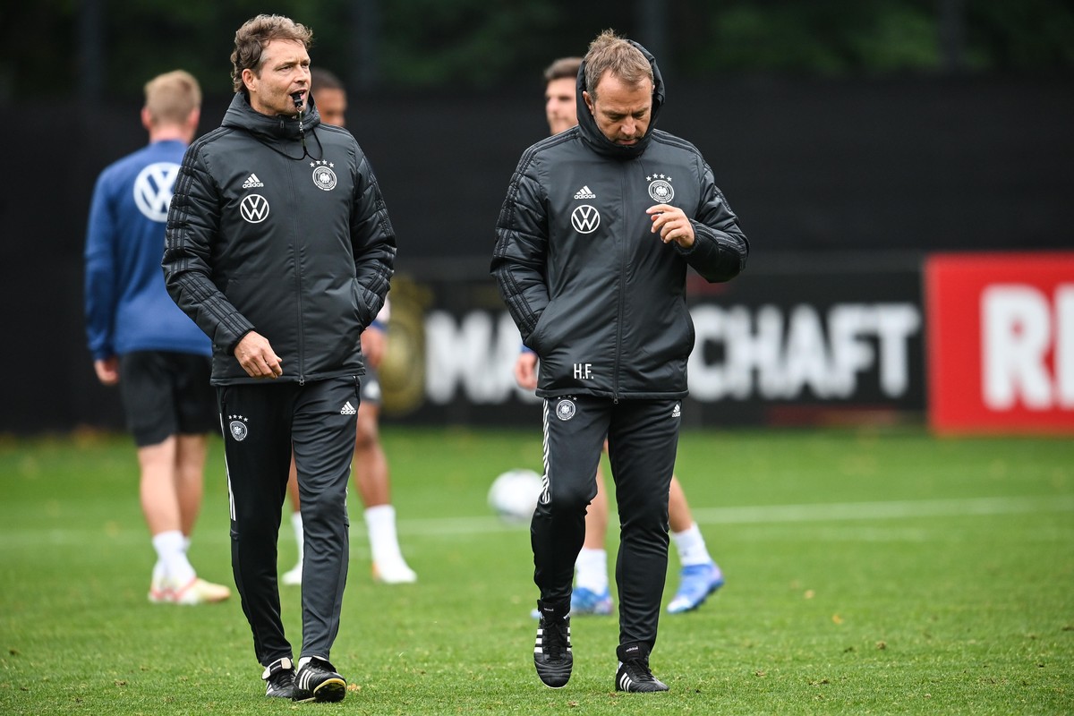 v.l. Assistenztrainer Marcus Sorg, Trainer Hansi Flick (DEU). GES/ Fussball/ Training der deutschen Fussball-Nationalmannschaft in Hamburg, 05.10.2021 Football / Soccer: Training session of the German ...