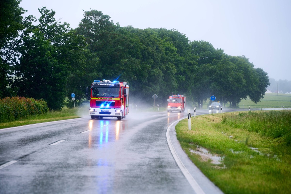 Fischach, Bavaria, Germany - June 1, 2024: Flood in the flood zone in the village of Fischach near Augsburg in Bavaria. Fire department with blue light on the way to the flood area *** Hochwasser im H ...