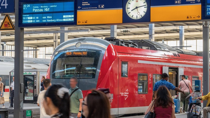 Regionalexpress vor der Abfahrt vom Hauptbahnhof, München, Juli 2023 Deutschland, München, Juli 2023, Münchner Hauptbahnhof, Regionalexpress nach Passau vor der Abfahrt, abends, Bahnkunden, Bahnverkeh ...