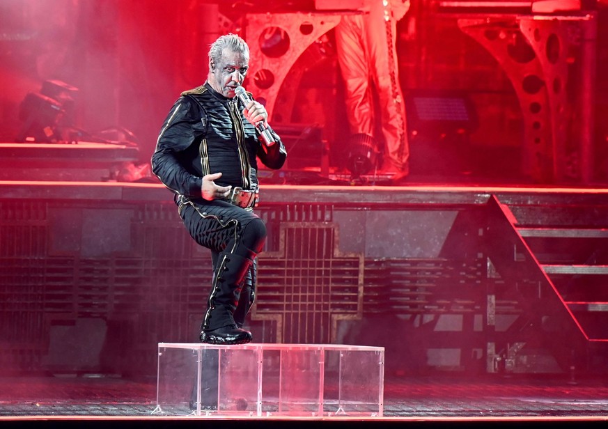 ARCHIV - 18.06.2022, Nordrhein-Westfalen, Düsseldorf: Till Lindemann, Frontsänger der Band Rammstein, steht im Rahmen der Deutschland-Tournee mit dem Album «Zeit» auf der Bühne. Die Berliner Band hat  ...