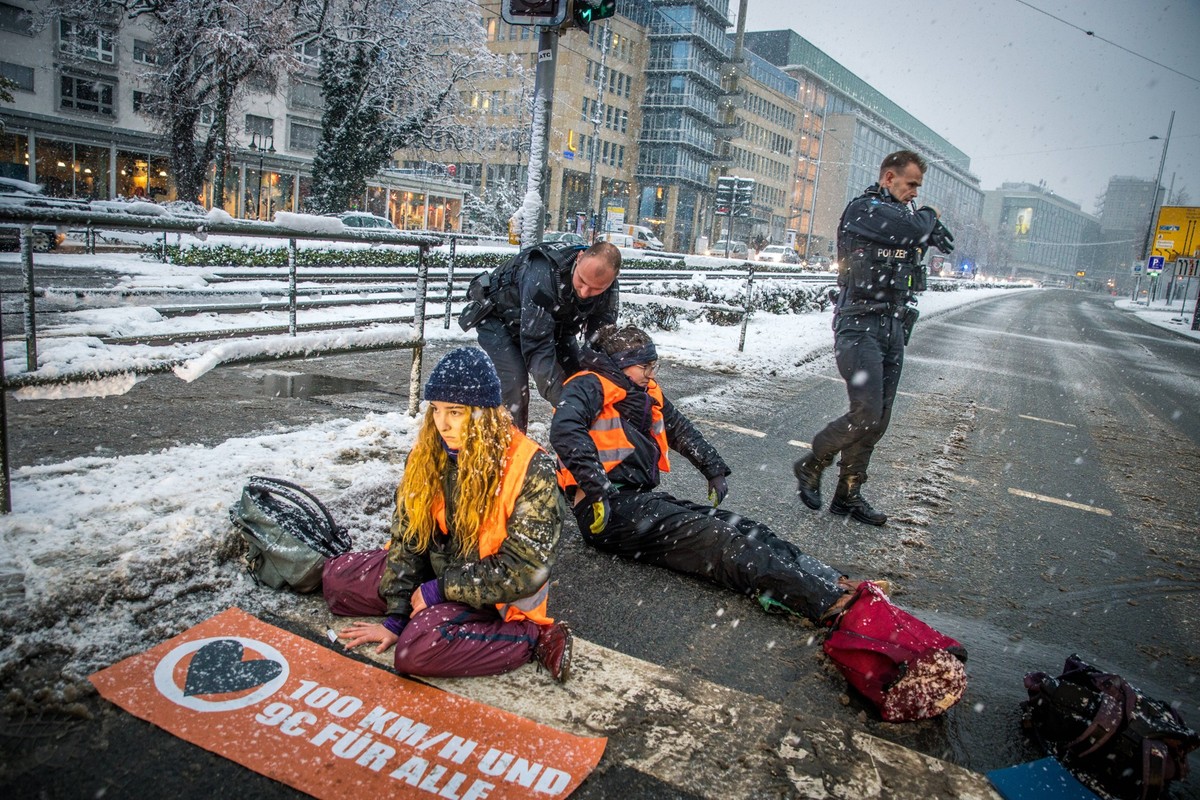 Aktivisten der Klimabewegung Letzte Generation haben am Freitag Morgen den Georgiring vor der Oper in Leipzig blockiert. Die Polizei musste die Aktivisten von der Stra�e holen. *** Activists of the cl ...