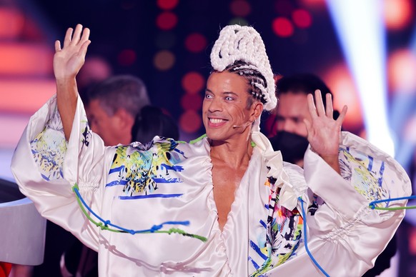 25.02.2022, Nordrhein-Westfalen, K�ln: Jorge Gonzalez, Jurymitgtlied, winkt bei der RTL-Tanzshow &quot;Let&#039;s Dance&quot; im Coloneum. Foto: Rolf Vennenbernd/dpa +++ dpa-Bildfunk +++