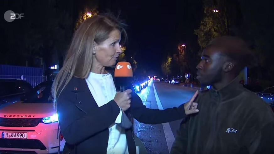 Kathrin Müller-Hohenstein weist einen ausgelassen feiernden Bayern-Fan in seine Schranken.