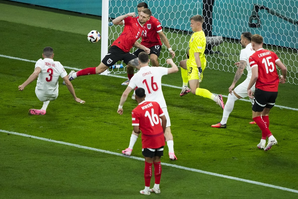 02.07.2024, Sachsen, Leipzig: Fußball, UEFA Euro 2024, EM, Österreich - Türkei, Finalrunde, Achtelfinale, Leipzig Stadion, Merih Demiral (l) von der Türkei erzielt das Tor zum 0:1. Foto: Ebrahim Noroo ...