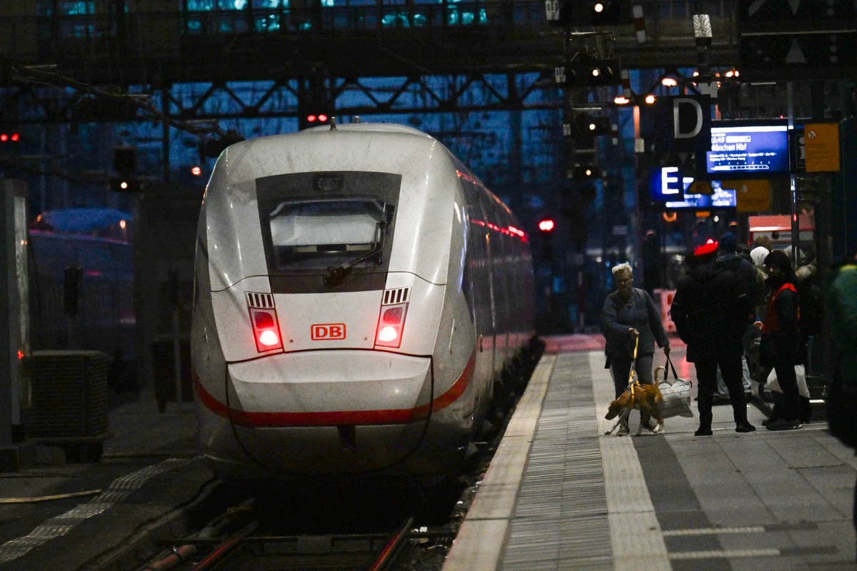 16.11.2023, Nordrhein-Westfalen, Köln: Ein ICE der Deutschen Bahn fährt aus dem Hauptbahnhof. Die Gewerkschaft Deutscher Lokomotivführer (GDL) hatte zu einem 20-stündigen Warnstreik bei der Deutschen  ...