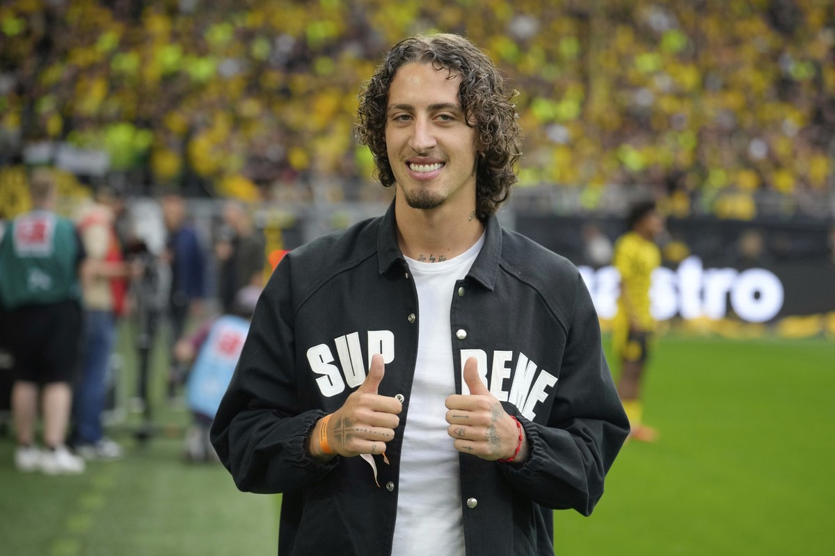 Dortmund's Fabio Silva poses ahead of the German Bundesliga soccer match between Borussia Dortmund and Union Berlin at the Signal-Iduna Park in Dortmund, Germany, Sunday, Aug. 31, 2025. (AP Photo ...