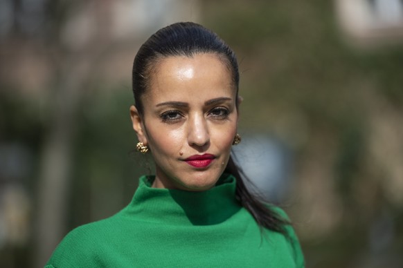 PRODUCTION - 03/22/2023, Berlin: Sawsan Chebli (SPD) is standing in a garden.  The Berlin SPD politician Chebli would like to see more civil courage in the fight against hate comments on the Internet.  (to dpa: �SPD-Poli ...