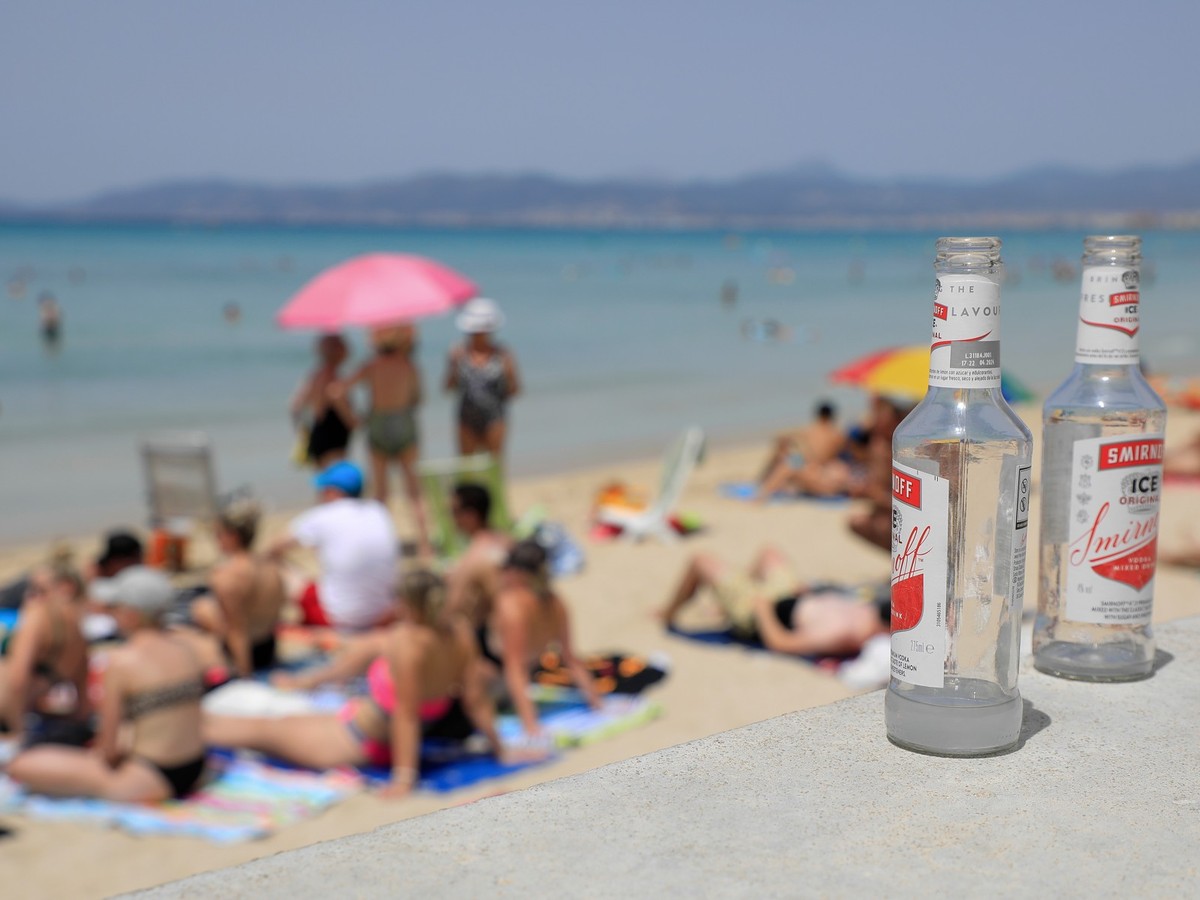 07.07.2023, Spanien, Palma: Alkoholflaschen sind an einem warmen Sommertag am Strand Arenal zu sehen. Die Party-Saison auf Mallorca ist im vollen Gange. Stars haben Ballermann-Urlauber appelliert, sic ...