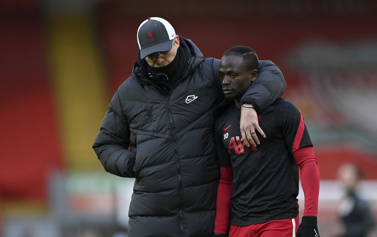Jürgen Klopp und Sadio Mané beim Premier League Spiel gegen Manchester City, Februar 2022