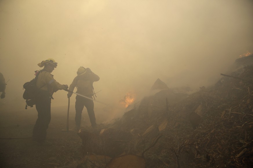 Tausende Menschen sind in Südkalifornien auf der Flucht vor Waldbränden.