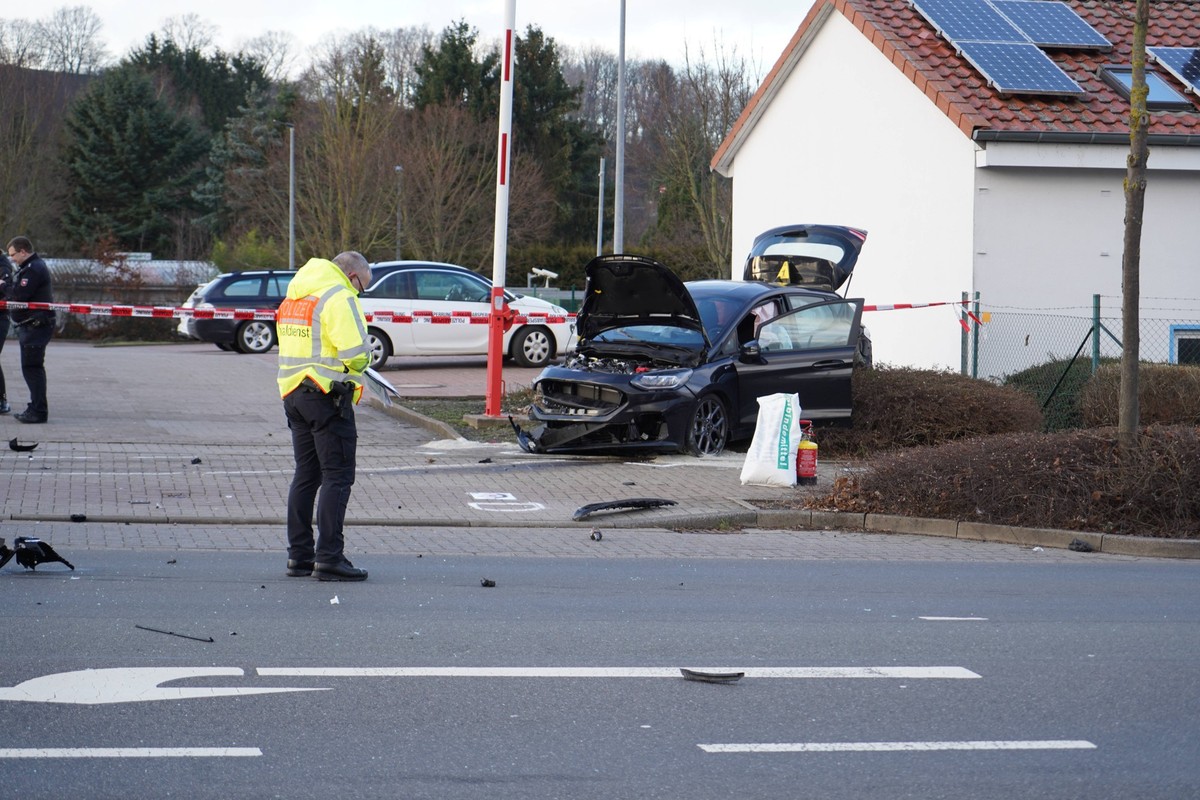 RECORD DATE NOT STATED Sch�ler t�tet Sch�lerin: Mutma�licher T�ter in Niedersachsen festgenommen 18-j�hriger verursacht offenbar schweren Unfall auf der Flucht vor er Polizei Ort: Seesen/ LK Goslar /  ...