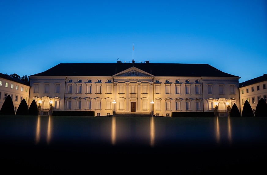 24.07.2022, Berlin: Schloss Bellevue ist in der Abendd