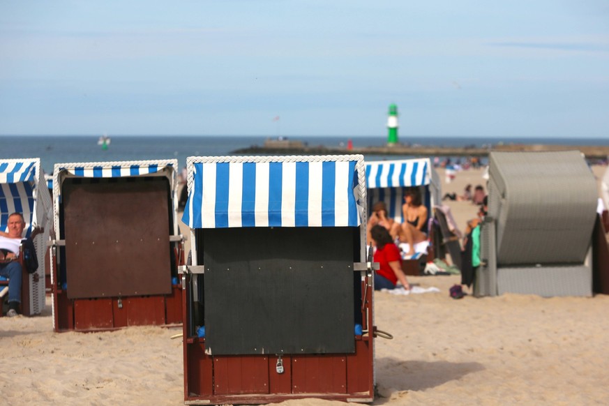 Blick am Sonnabend 06.04.2024 im Ostseebad Warenmünde, ein Ortsteil der Hanse- und Universitätsstadt Rostock, auf den örtlichen Sandstrand mit einem Strandkorb im Mittelpunkt. In diesem Jahr stehen in ...