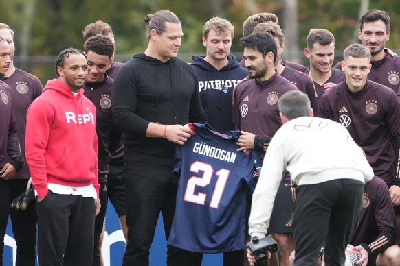 Ex NFL, American Football Herren, USA Spieler Markus Kuhn besucht die Mannschaft als Botschafter der New England Patriots und verschenkt personalisierte Trikots - Foxborough 10.10.2023: Training Deuts ...