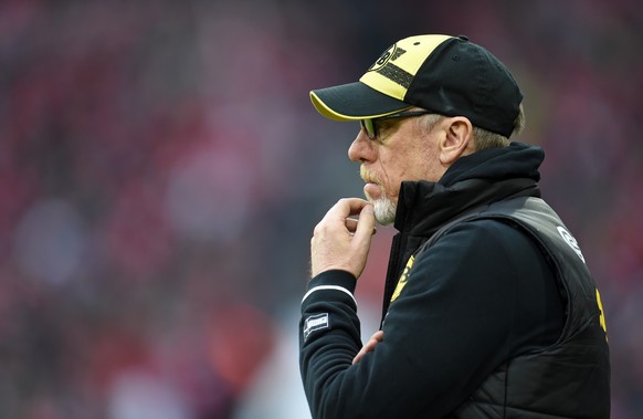 Peter Stöger sieht eine schlechte Leistung seiner Mannschaft gegen Bayern – hätte wildes Fuchteln und Schreien in der Coaching-Zone die Niederlage verhindert?