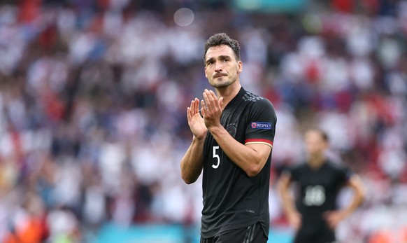 29.06.2021, Gro�britannien, London: Fu�ball: EM, England - Deutschland, Finalrunde, Achtelfinale im Wembley Stadion. Deutschlands Mats Hummels applaudiert nach der Partie. Foto: Christian Charisius/dp ...