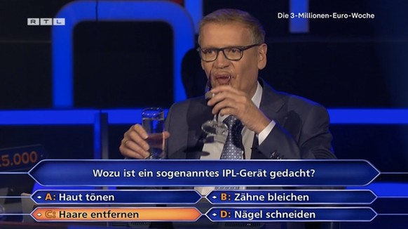 Die Kandidatin versorgte den Moderator mit Bier.