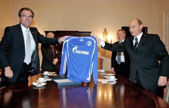Der russische Präsident Wladimir Putin (r) und Clemens Tönnies, Aussichtsratsvorsitzender des Bundesligavereins Schalke 04, halten ein Schalke-Trikot mit der Aufschrift des neuen Sponsors Gazprom am D ...