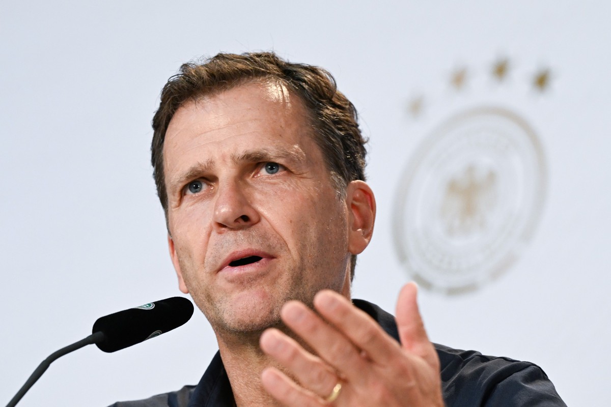 ARCHIV - 19.11.2022, Katar, Al-Ruwais: Vorbereitung auf die WM in Katar, Nationalmannschaft Deutschland, Pressekonferenz im DFB-Medienzentrum, Nationalmannschaftsdirektor Oliver Bierhoff spricht bei e ...