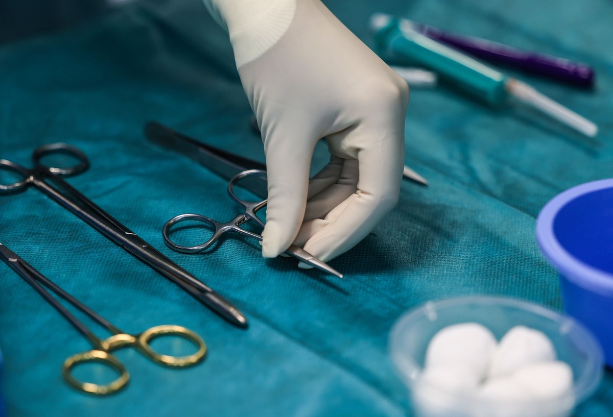 PRODUKTION - 02.05.2023, Nordrhein-Westfalen, K�ln: Eine OP-Schwester legt im Operationssaal das OP-Besteck aus, mit dem eine Schamlippen-Operation durchgef�hrt werden soll. (Zu dpa �Zweifelhaftes Ide ...