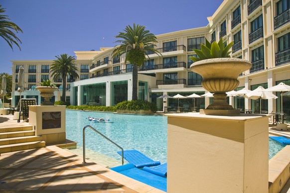 Nett hier: Kandidaten können am "Palazzo Versace"-Hotelpool die Dschungel-Strapazen wegchillen.