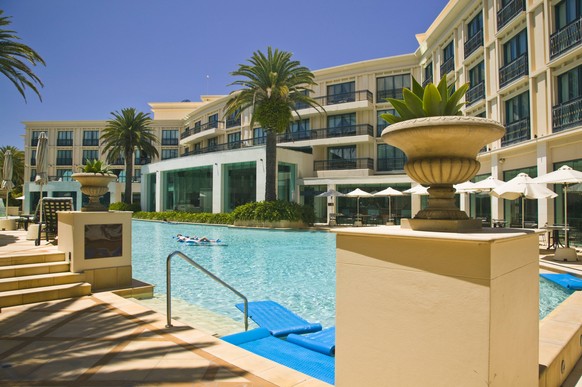 Australia, Queensland, Gold Coast, Surfer s Paradise. Poolside at the Palazzo Versace Resort. PUBLICATIONxINxGERxSUIxAUTxONLY Copyright: xWalterxBibikowx/xDanitaxDelimont AU01 WBI0284

Australia Queen ...