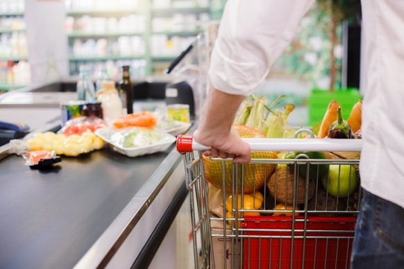 Los supermercados de la estación de tren suelen abrir los domingos.