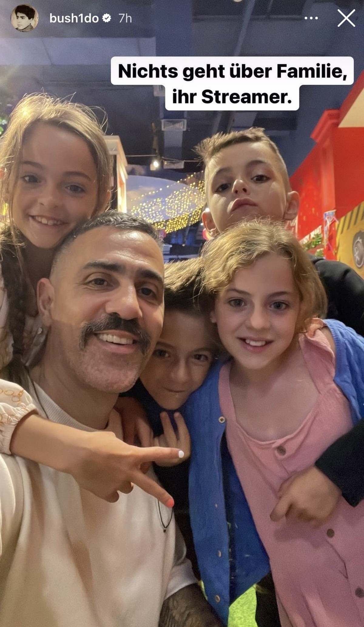 Bushido zeigt sich hier mit seinen vier größeren Kids.