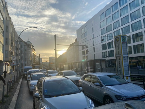Nachdem die Wissenschaft das 1,5 Grad Ziel als unerreichbar bewertet hat, häufen sich Protestaktionen von Klimaaktivist:innen, wie hier an der Berliner Torstraße.