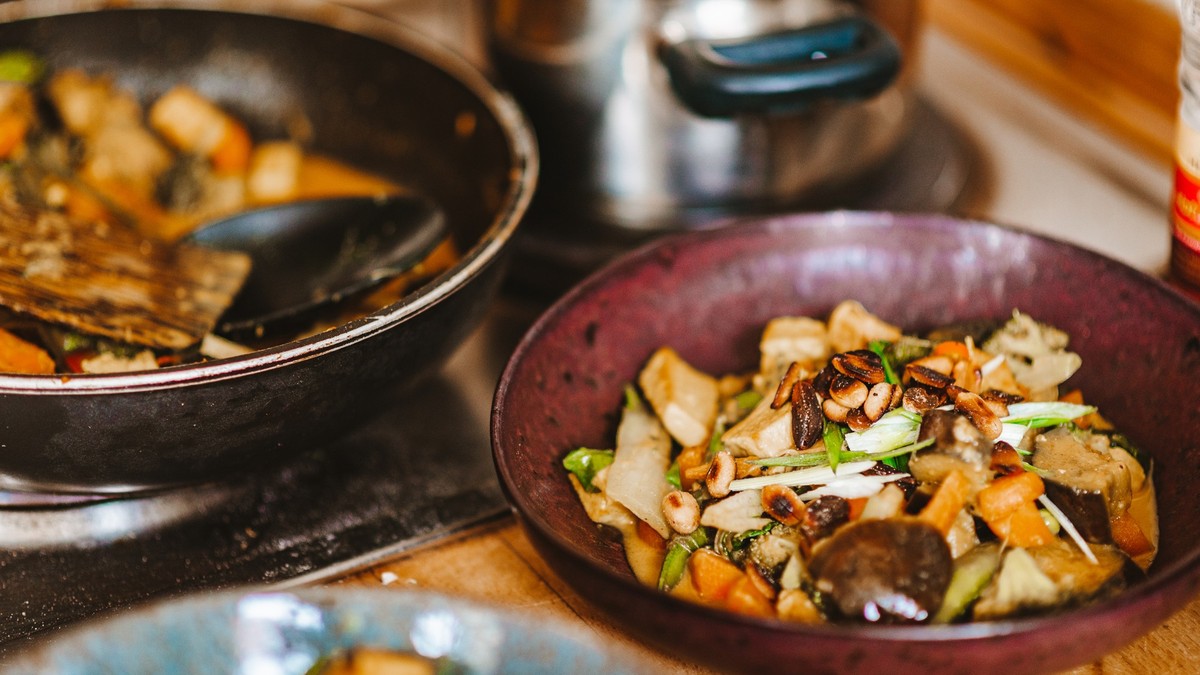 Vegane Leckereien: Erdnuss-Pfanne mit Gemüse und Soja