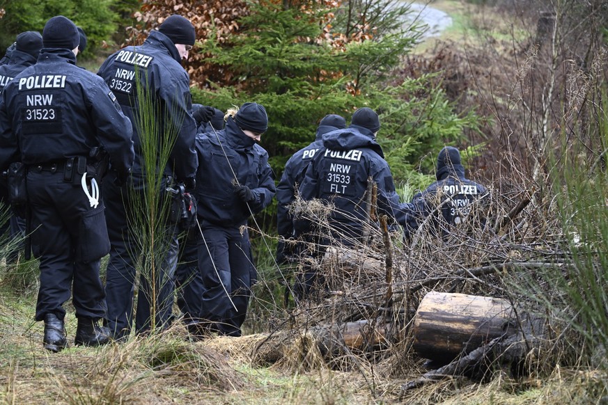 14.03.2023, Nordrhein-Westfalen, Freudenberg: Polizisten suchen am Fundort des getöteten Mädchens Luise nach weiteren Hinweisen. Bei der Obduktion der Leiche sind zahlreiche Messerstiche festgestellt  ...