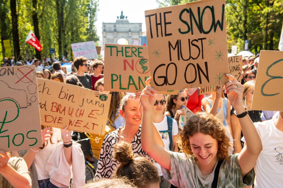 Globaler Klimastreik von Fridays for Future, Demoplakate, M�nchen, 15. September 2023 Deutschland, M�nchen, 15. September 2023, junge Demonstranten mit Plakaten, Demozug auf der Leopoldstra�e, Globale ...