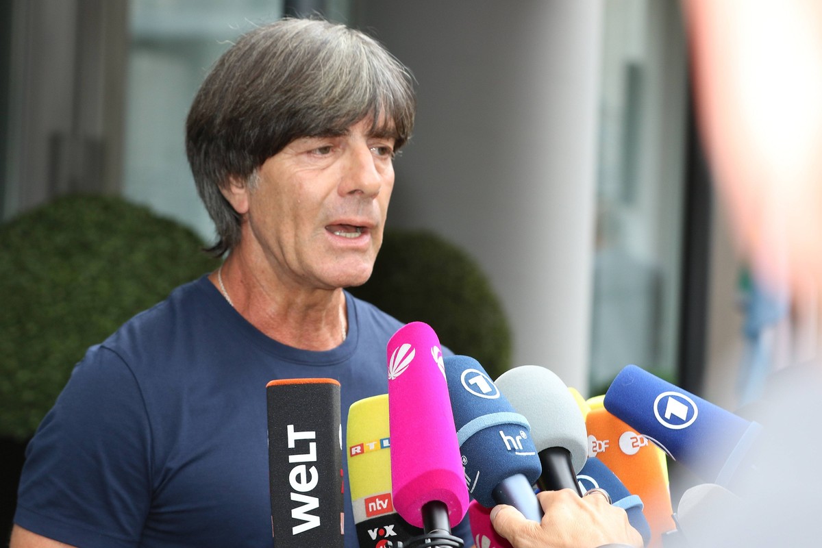 Löw nach der Landung der Mannschaft in Frankfurt.