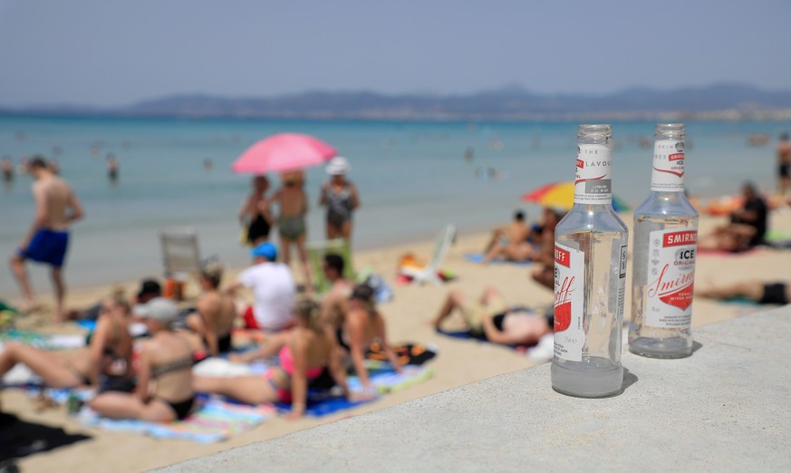 07.07.2023, Spanien, Palma: Alkoholflaschen sind an einem warmen Sommertag am Strand Arenal zu sehen. Die Party-Saison auf Mallorca ist im vollen Gange. Stars haben Ballermann-Urlauber appelliert, sic ...