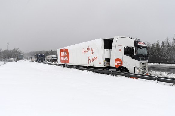 Auf der A8 kommt es aufgrund des Schneechaos seit Tagen immer wieder zu Problemen.