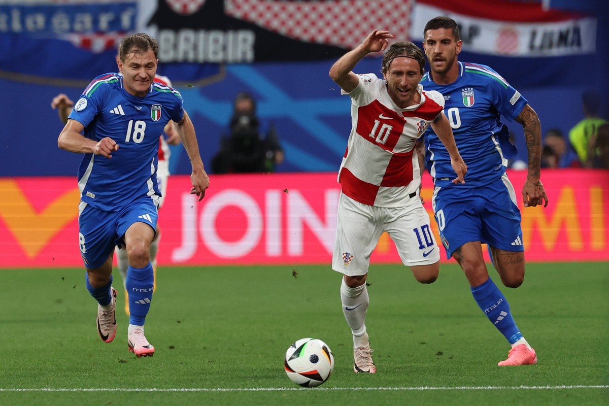 Leipzig: Leipzig, Germany 24.06.2024: Nicolo Barella of Italy, Luca Modric of Croatia, i10 during the UEFA EURO, EM, Europameisterschaft,Fussball 2024 Matchday 3, group stage B football match between ...