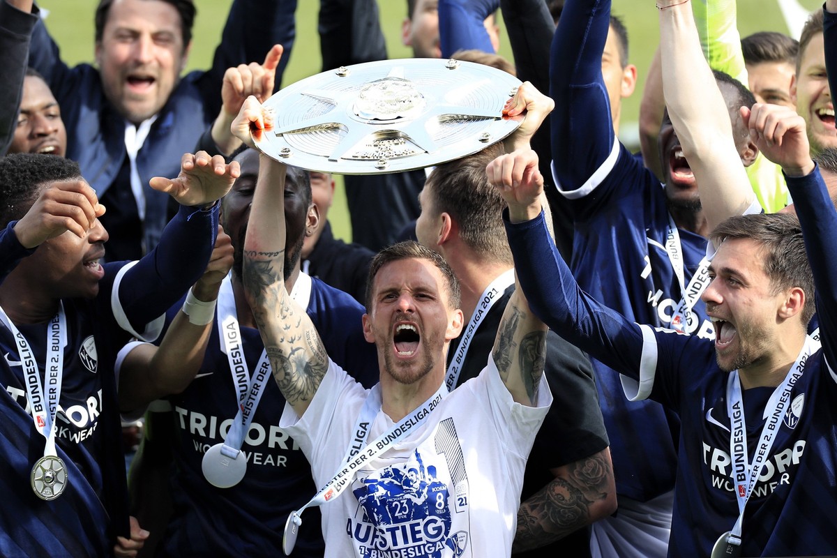 ZOLLER SimonTeam VfL Bochum jubelt nach dem Sieg mit der Meisterschale Deutschen Meisterschaft der 2. Fussball Liga 2021 2.Bundesliga Saison 2020-2021 Spiel VfL Bochum - SV Sandhausen 3 : 1 am 23. Mai ...