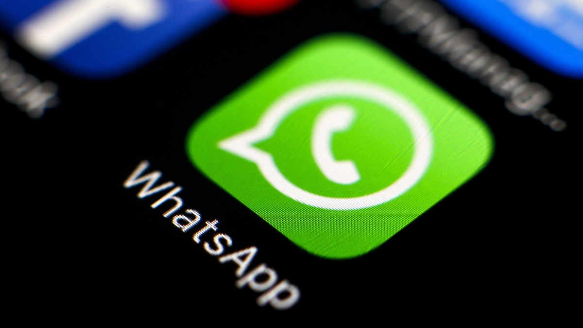 ARCHIV - 07.04.2016, Taiwan, Taipeh: Das Icon des Messengerdienstes WhatsApp und der Online-Plattform Facebook sind auf einem Smartphone zu sehen. (zu dpa «WhatsApp schiebt Einführung der neuen Datens ...