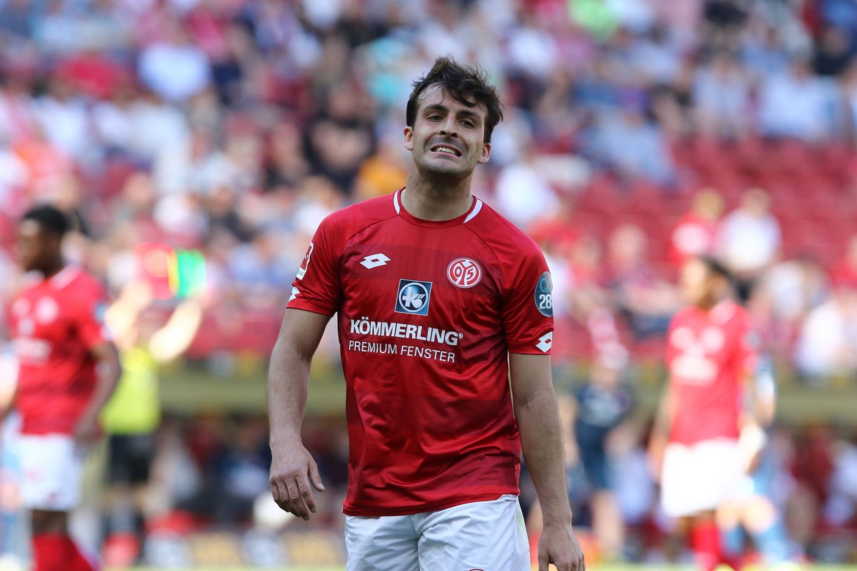 Giulio Donati (Mainz) schaut kritisch FSV Mainz 05 vs Fortuna Duesseldorf, Fussball, 1. Liga, 19.04.2019 DFL REGULATIONS PROHIBIT ANY USE OF PHOTOGRAPHS AS IMAGE SEQUENCES AND/OR QUASI-VIDEO FSV Mainz ...