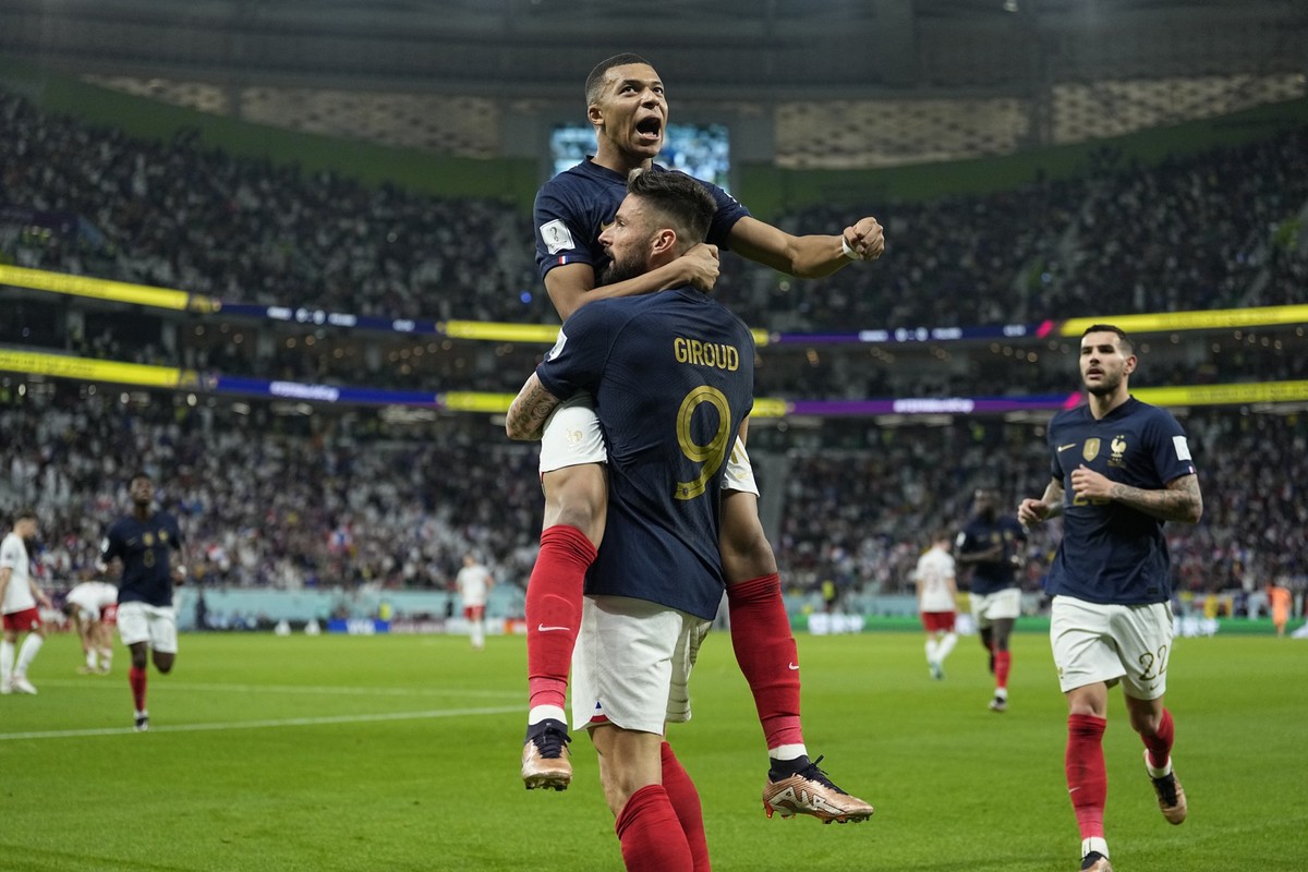 04.12.2022, Katar, Doha: Fu�ball, WM 2022 in Katar, Frankreich - Polen, Achtelfinale, im Al-Thumama Stadion, Frankreichs Olivier Giroud (unten) jubelt nach seinem Tor zum 1-0 mit Kylian Mbappe. Foto:  ...