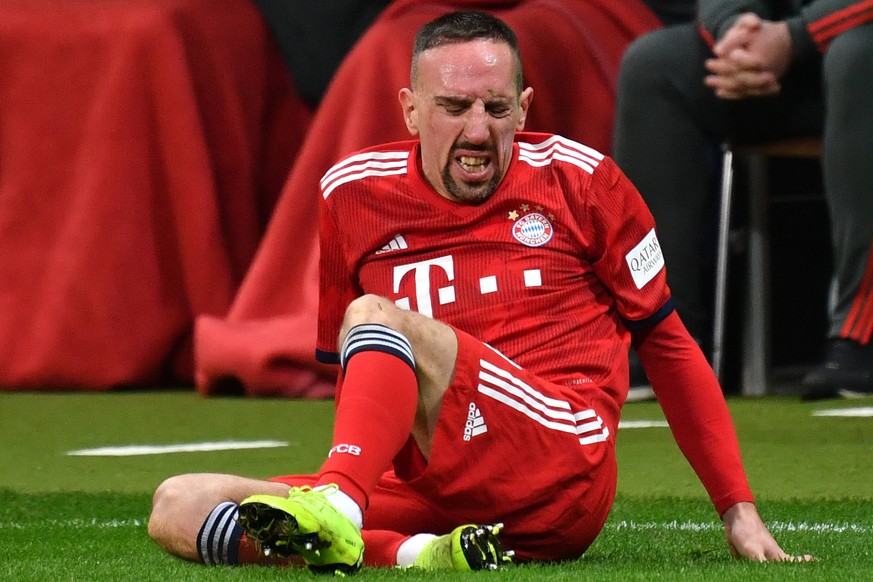 Franck RIBERY (Bayern Muenchen) sitzt missmutig auf dem Rasen, Enttaeuschung,Frust, enttaeuscht,frustriert,niedergeschlagen, Aktion,Einzelaktion, Einzelbild,Freisteller, Ganzkoerperaufnahme,ganze Figu ...