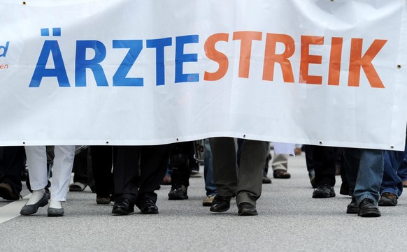 ARCHIV - 20.05.2010, Schleswig-Holstein, Kiel: Mehrere Hundert streikende Klinik�rzte ziehen in einem Protestmarsch durch die Innenstadt. (zu dpa: ��rzte treten an 23 Unikliniken in den Warnstreik�) F ...