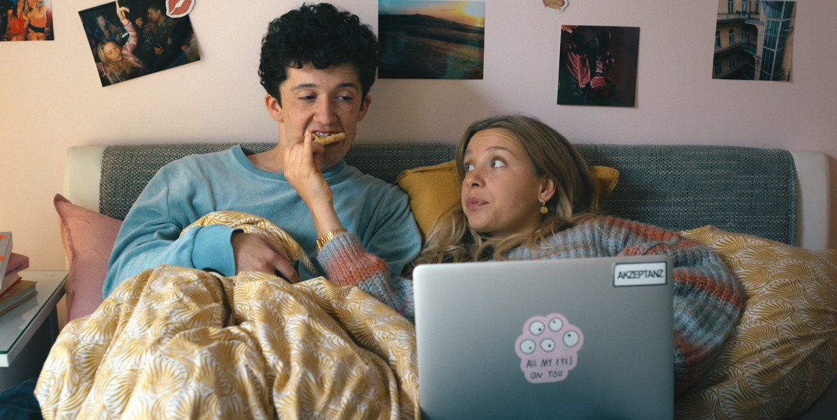 HANDOUT - 04.06.2020, ---, --: Maximilian Mundt als Moritz Zimmermann und Anna Lena Klenke als Lisa Novak in einer Szene der Serie �How to Sell Drugs Online (Fast)� (undatierte Aufnahme). Die zweite S ...