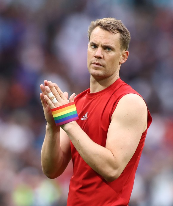 29.06.2021, Gro�britannien, London: Fu�ball: EM, England - Deutschland, Finalrunde, Achtelfinale im Wembley Stadion. Deutschlands Torh�ter Manuel Neuer applaudiert nach der Partie. Foto: Christian Cha ...