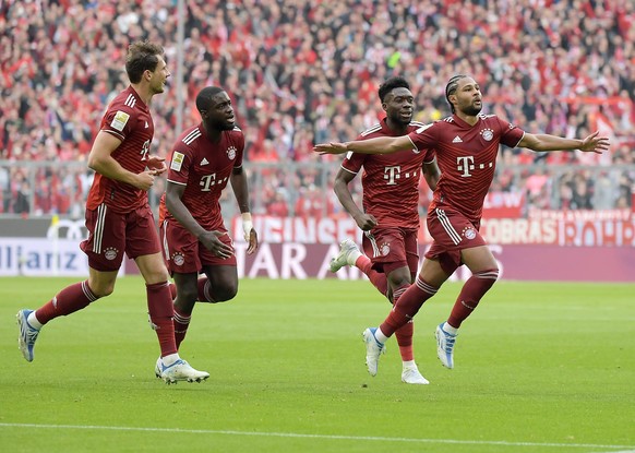 23.04.2022, xemx, Fussball 1.Bundesliga, FC Bayern Muenchen - Borussia Dortmund emspor, v.l. Serge Gnabry FC Bayern Muenchen celebrate the goal, Der Torjubel zum 1:0 DFL/DFB REGULATIONS PROHIBIT ANY U ...