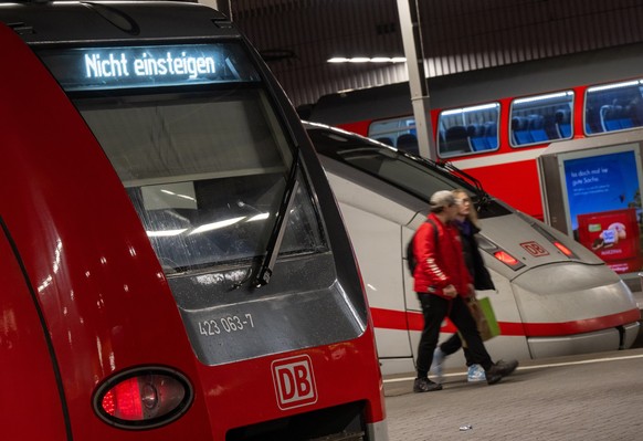 27.03.2023, Bayern, München: &quot;Nicht einsteigen&quot; steht auf der Anzeigetafel einer S-Bahn, die im Hauptbahnhof München steht. Mit einem groß-angelegten bundesweiten Warnstreik haben die Gewerk ...