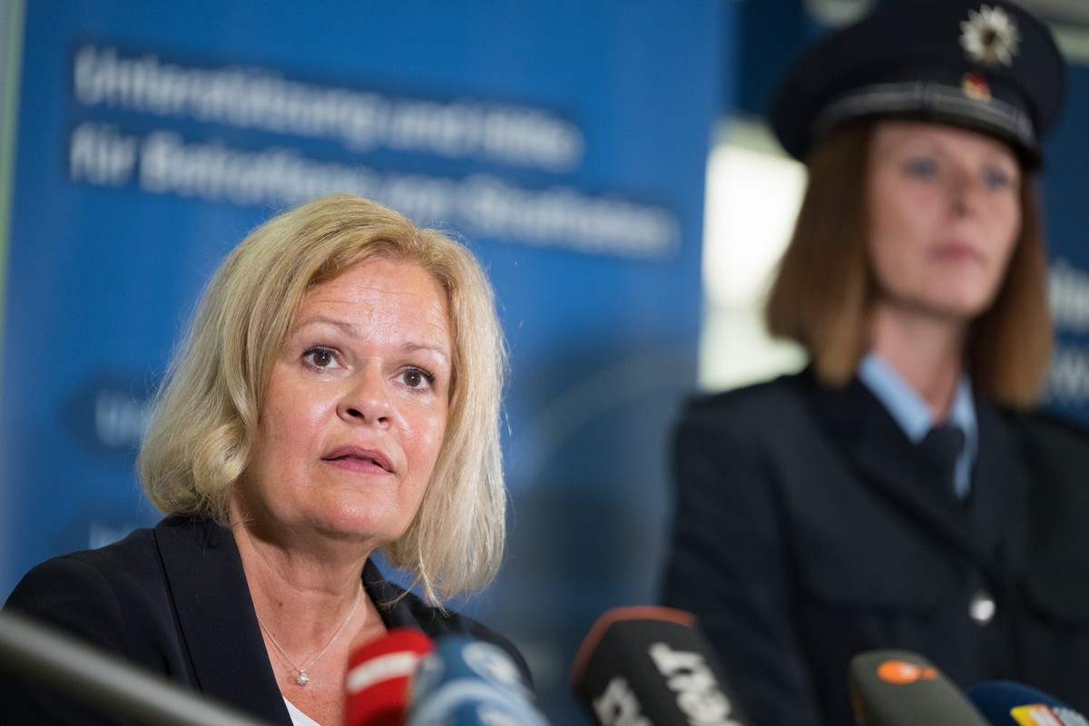 15.08.2024, Berlin: Bundesinnenministerin Nancy Faeser (SPD) spricht nach dem Besuch einer Anlaufstelle der Bundespolizei, in der Frauen, die Opfer von Gewalt geworden sind, Beratung und Unterstützung ...