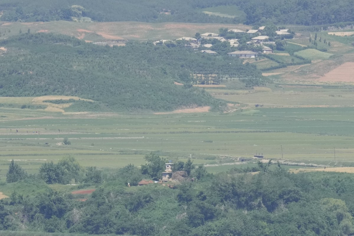 04.06.2024, Südkorea, Paju: Die nordkoreanische Stadt Kaepoong hinter einem militärischen Wachposten, unten, ist vom Vereinigungsobservatorium in Paju, Südkorea, zu sehen. Die südkoreanische Regierung ...