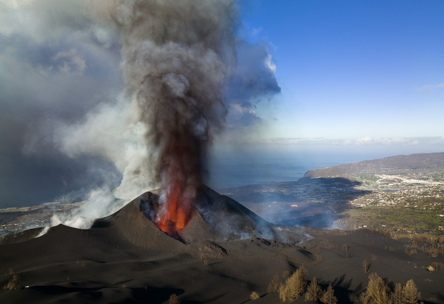 ARCHIV - 30.11.2021, Spanien, La Palma: Lava flie