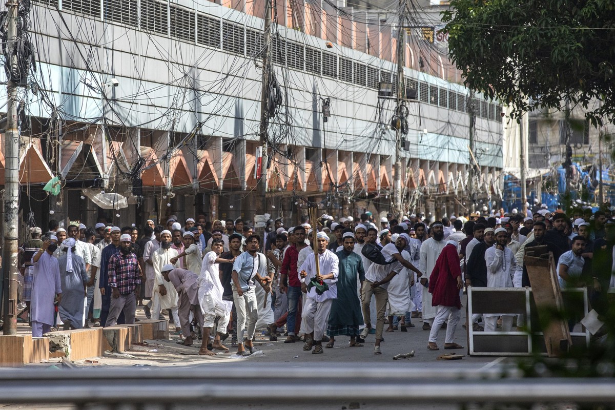 Students clash with police during a protest over a controversial quota system for government job applicants, in Dhaka, Bangladesh, Friday, July 19, 2024. (AP Photo/Rajib Dhar)